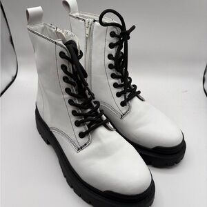 AQUA Womens White black lace up side zip “Quinn” combat boots 8M